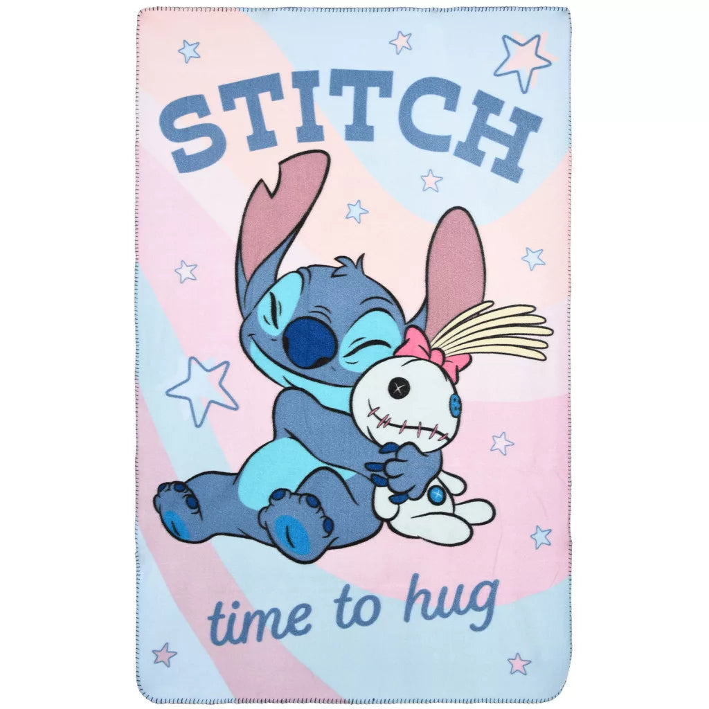 Flísteppi Stitch — Time to Hug 100×150 cm